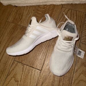 brand new Adidas Swift Run Sneaker - Size 9 women’s , White with gold